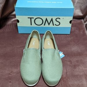 TOMS SLIP ON SHOE SIZE 7